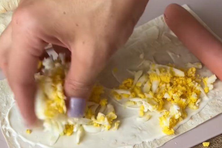 Stavljanje jaja preko majoneza