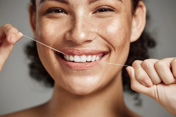 ČETIRI GREŠKE TOKOM PRANJA ZUBA POTPUNO IH UNIŠTAVAJU: Bolest desni nije samo problem oralnog zdravlja već i rizik za HRONIČNO OBOLJENJE