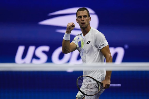 BRAVO, LASLO! Đere u POLUFINALU Stokholma!