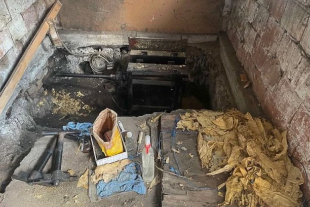 POLICIJA MU UPALA U ŠUPU I NAŠLA TONU DUVANA: Velika zaplena kod Kovina