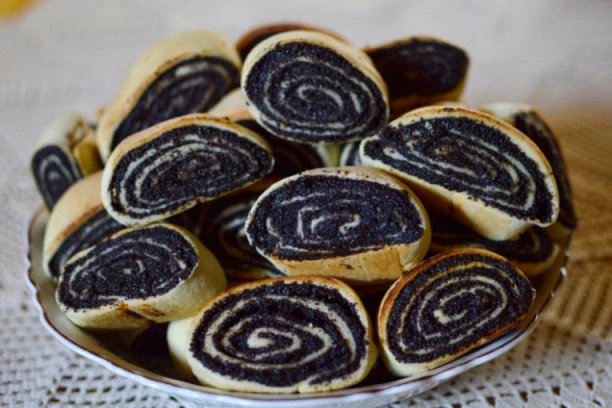 ŠTRUDLA SA MAKOM PREPUNA UKUSNOG FILA: Stari recept za omiljen slatkiš posle ručka