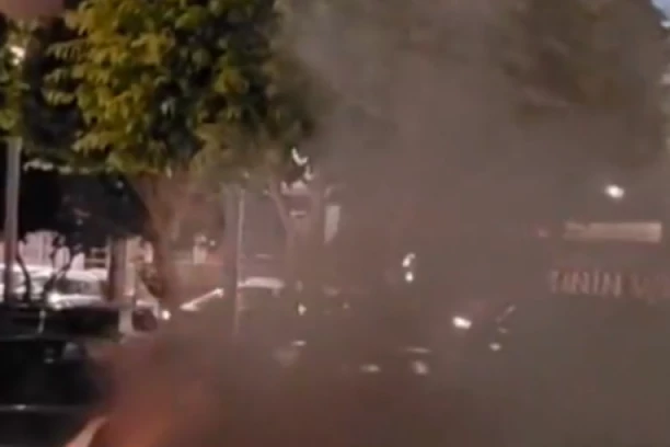 DEMONSTRACIJE NA KIPRU ESKALIRALE U NASILJE!  Ima povređenih, razbijani izlozi i paljeni kontejneri, uhapšeno 13 osoba! (VIDEO)