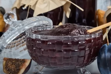 DOMAĆI DŽEM OD ŠLJIVA PRAVLJEN U RERNI: Bez konzervansa su ga spremale naše bake, a za dva sata dobićete ovaj tradicionalni slatkiš