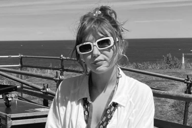 POZNATA PEVAČICA PREMINULA U 21. GODINI: Sve se dogodilo u porodičnom domu, svet se oprašta od nje!