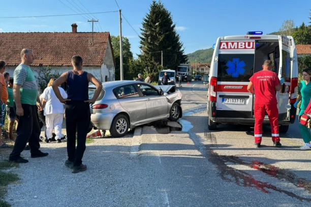 STRAVIČNA NESREĆA NA PUTU ZA POŽEGU! Automobil se ULUBIO od siline udarca - ima povređenih! (FOTO)
