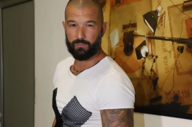 PRVI MUŠKI GEJ PAR U RIJALITIJU: Lakić obelodanio dešavanja iz toaleta u karantinu! (VIDEO)