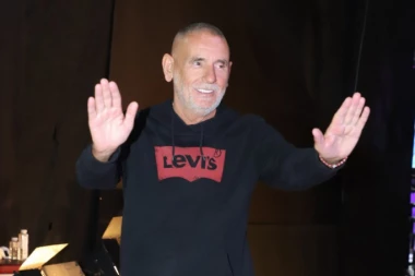 LEPI MIĆA LUPIO, PA OSTAO ŽIV! Urnebesne scene, ljudi ne veruju šta čuju: Trebao sam da pevam Putinu!