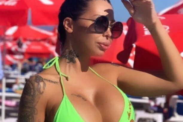 ANELI, ŠTA JE SLEDEĆE?! Ahmićeva pokazivala izvađene silikone, pa pozivala ljude da učestvuju u njenoj "igrici!"