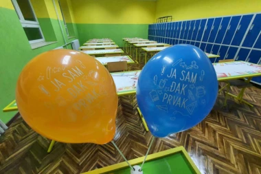 ON JE DEFINITIVNO UČITELJ GODINE: Sam sredio parket, okrečio zidove, ukrasio klupe i postavio ormariće! Za ĐAKE stvorio pravi mali RAJ!