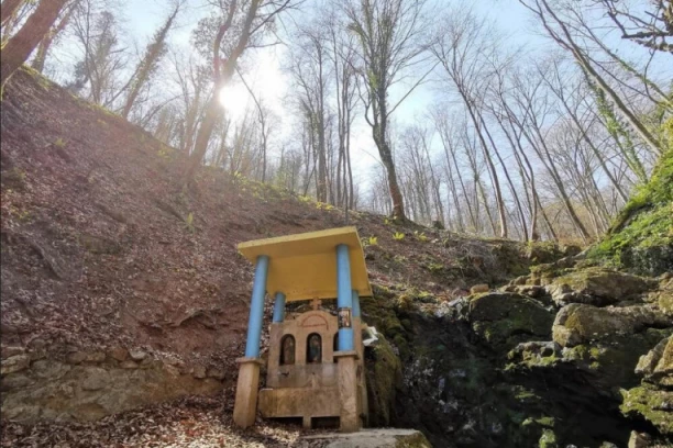 SLEPA DEVOJČICA PROGLEDALA ZAHVALJUJUĆI VODI SA SVETOG IZVORA: Manastir Stjenik na planini Jelici mesto je gde su se desila mnoga čuda