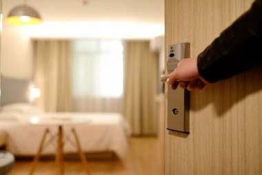 LEGLO BAKTERIJA I ZARAZA: Ovih 7 STVARI morate da očistite čim uđete u hotelsku sobu, sobarice to NIKADA NE ČINE!