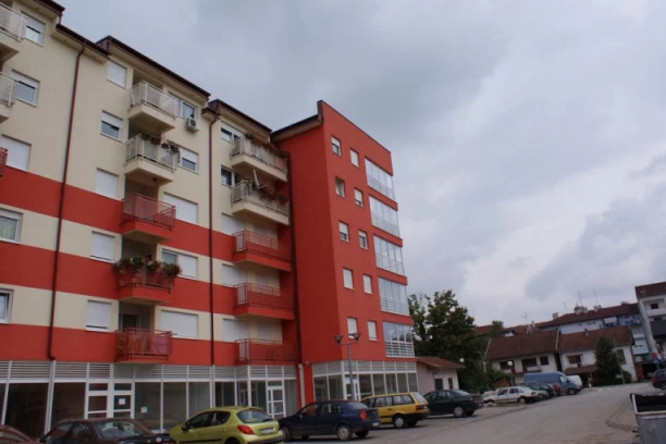 SARAJLIJA SE SKINUO GO ISPRED HOTELA I POKAZIVAO POLNI ORGAN: Odmah uhapšen!