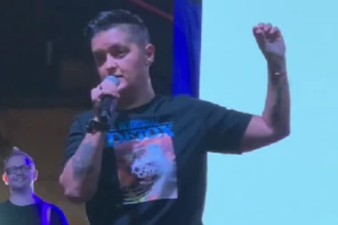 MARIJA ŠERIFOVIĆ DOBILA PRSTEN NA BINI: Pevačica odmah prekinula koncert, nastao ŠOK! (VIDEO)