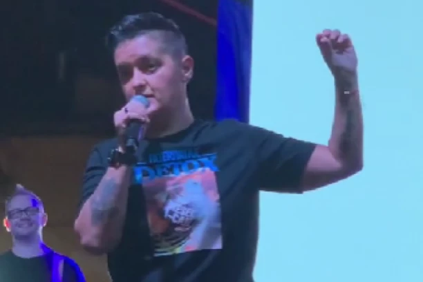 MARIJA ŠERIFOVIĆ DOBILA PRSTEN NA BINI: Pevačica odmah prekinula koncert, nastao ŠOK! (VIDEO)