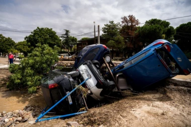 OSAM SATI SE DRŽAO ZA DRVO DA GA NE ODNESE VODA:  Porodica kolima pokušala da pobegne od poplave, dečak (10) preživeo PAKLENU NOĆ