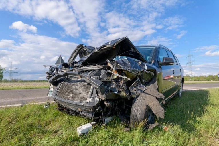 DRAMA U RAKOVICI! Auto sleteo u kanal – saobraćaj BLOKIRAN u oba smera!