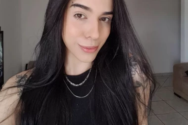 NAKON ŠTO JE POMIRISALA OVO POVRĆE PALA JE U KOMU: Srbi ga obožavaju a ni ne znaju koliku OPASNOST nosi, njoj se sada bore za ŽIVOT!