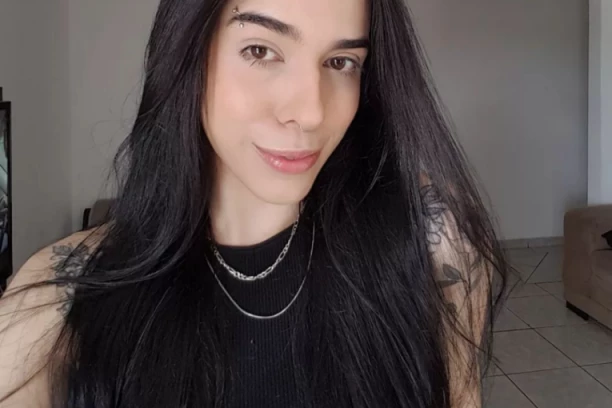 NAKON ŠTO JE POMIRISALA OVO POVRĆE PALA JE U KOMU: Srbi ga obožavaju a ni ne znaju koliku OPASNOST nosi, njoj se sada bore za ŽIVOT!