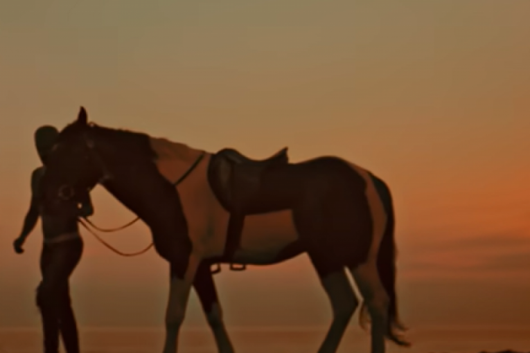 Savo Perović dospeo u trending sa spotom u kome se pojavljuje sa konjima 