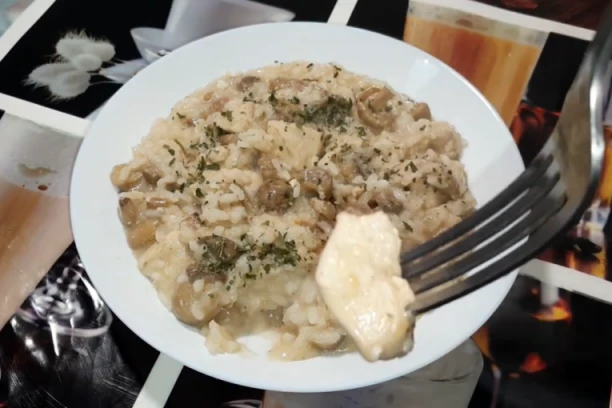 OVAKAV RIŽOTO JOŠ NISTE PROBALI: Večera gotova za samo pola sata ODUŠEVIĆE sve, OVAJ dodatak daje poseban ukus!