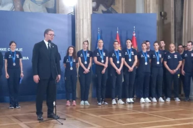 ODBOJKAŠICE DOBILE NAGRADE ZA SREBRO NA EP: Država Srbija ispunila obećanje