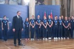 ZA ZLATO NA OI - 200.000 EVRA: Predsednik Vučić ugostio srebrne odbojkašice! One mu poklonile belgijsku čokoladu (VIDEO, FOTO)