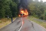 VATRA UGAŠENA, POVREĐENIH NEMA! Oglasio se MUP posle požara u kome je izgoreo autobus! (VIDEO)