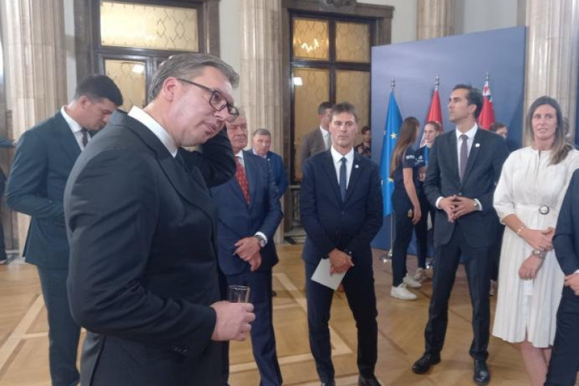 FOTO UBOD: Ovo je čokolada koju je predsednik Vučić dobio od odbojkašica (FOTO)