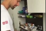 HIT SNIMAK! Pogledajte kako Novak sprema poslasticu svojoj porodici! Dijana OTKRILA šta najviše VOLE! (VIDEO)