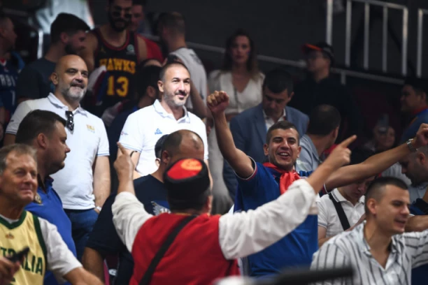 DA SE NAJEŽIŠ! Srpski navijači razvili ZASTAVU sa velikom PODRŠKOM Simaniću! (FOTO)