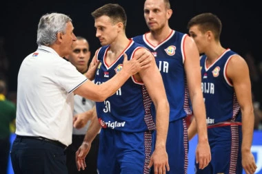 FIBA ŽELI AMERIKU I KANADU U FINALU? Sudije napravile POTPUNI HAOS i poslale Slovence kući - da li isto čeka i Srbiju?!
