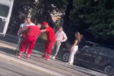 UDARIO ŽENU KOLIMA U BEOGRADU! Nepomično leži, dve Hitne pomoći na licu mesta! (VIDEO)
