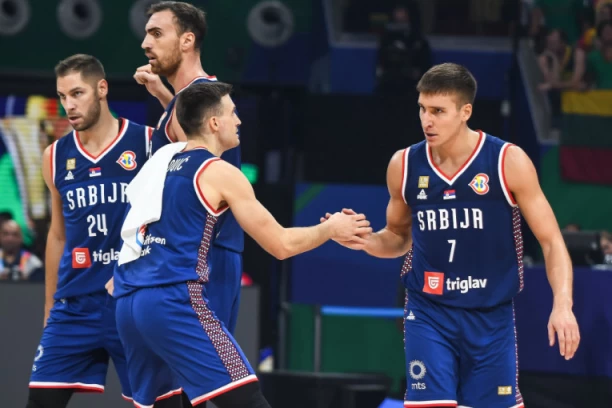POSLEDNJI ZAGRLJAJ PRED FINALE: Pogledajte kako su srpski košarkaši istrčali na parket u Manili! (VIDEO)