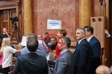 HOĆE DA UĆUTKAJU ONE KOJI GOVORE ISTINU: Opozicionari opkolili Bulatovića - ne žele povećanje penzija i pomoć deci (VIDEO)