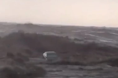 PAKAO! POGLEDAJTE NESTVARNE SCENE IZ GRČKE: Reke podivljale, pocrnelo more grabi i odvlači u dubinu automobile sa parkinga (VIDEO)