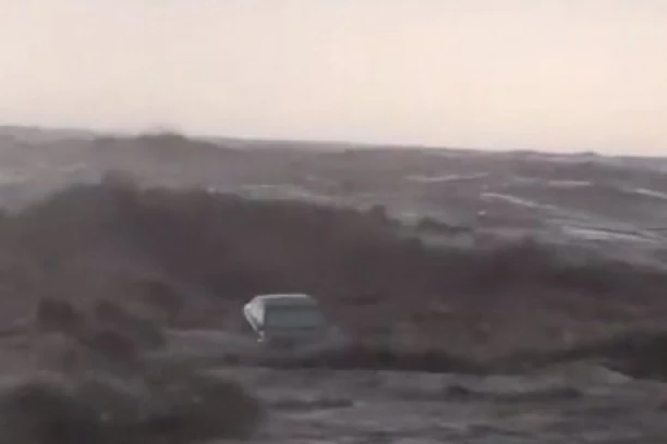 PAKAO! POGLEDAJTE NESTVARNE SCENE IZ GRČKE: Reke podivljale, pocrnelo more grabi i odvlači u dubinu automobile sa parkinga (VIDEO)