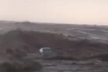 PAKAO! POGLEDAJTE NESTVARNE SCENE IZ GRČKE: Reke podivljale, pocrnelo more grabi i odvlači u dubinu automobile sa parkinga (VIDEO)