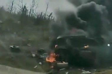 BRITANSKI PONOS GORI U UKRAJINSKOM BLATU: Tenk Čelendžer 2 prvi put UNIŠTEN U BORBI, crni dim kulja dok vojnici vrište i psuju (VIDEO)