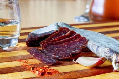 ZA OVAJ DELIKATES SE VERUJE DA JE PRIRODNI AFRODIZIJAK: Tradicionalni recept za pirotsku peglanu kobasicu