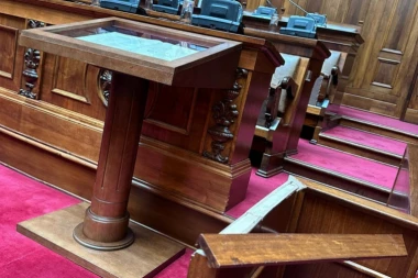 DEMOLIRALI SKUPŠTINSKU KLUPU: Posledice sramnog divljanja opozicije (FOTO)