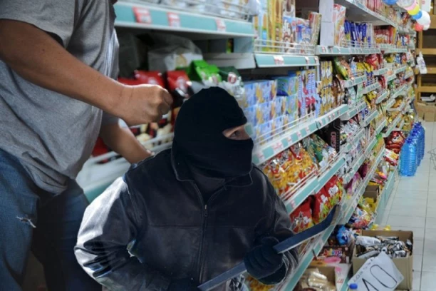 UHVAĆEN U KAKO NA KASI STAVLJA ROBU U GAĆE! Beograđani sve snimili i objavili! (FOTO)