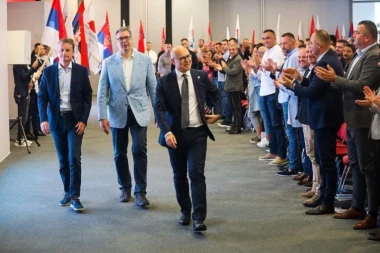 "VEČERAS ODRŽAN HITAN SASTANAK VUČIĆA, VUČEVIĆA I 1.500 AKTIVISTA SNS: Tema  - IZBORI