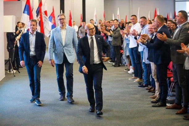 "VEČERAS ODRŽAN HITAN SASTANAK VUČIĆA, VUČEVIĆA I 1.500 AKTIVISTA SNS: Tema  - IZBORI