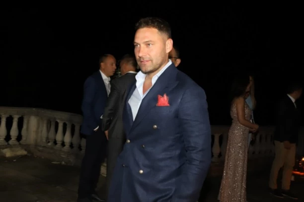 OVO JE DEVOJKA DUŠKA TOŠIĆA: Smuvao pevačicu, vest odjeknula kao BOMBA!