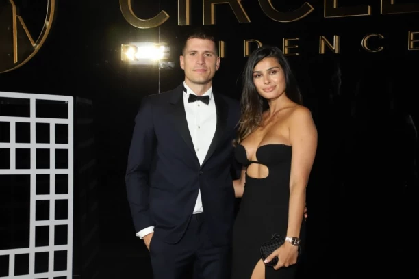 ZAVIRITE NA GALA SLAVLJE LEPE MINE! Supruga našeg košarkaša proslavila 30. rođendan, svi pričaju o VRELOM plesu s pevačicom! (GALERIJA)