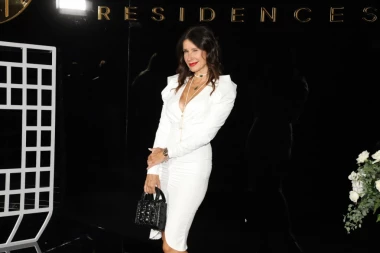 SNEŽANA DAKIĆ gazi 6. deceniju, ali na TELU bi joj pozavidele sve - ova haljina je to i potvrdila! (FOTO)