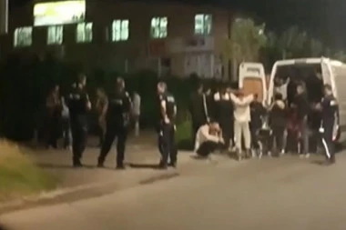 PUN KOMBI MIGRANATA, NE MOGU SE NI IZBROJATI: Velika akcija policije u Zemun Polju!
