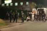 PUN KOMBI MIGRANATA, NE MOGU SE NI IZBROJATI: Velika akcija policije u Zemun Polju!