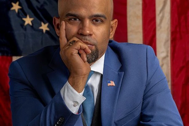 OSUĐEN ZBOG POBUNE I ZAVERE: Američki sud NEMILOSRDAN, Bivši vođa "Praud Bojsa" kažnjen sa 22 GODINE ZATVORA zbog napada na Kapitol