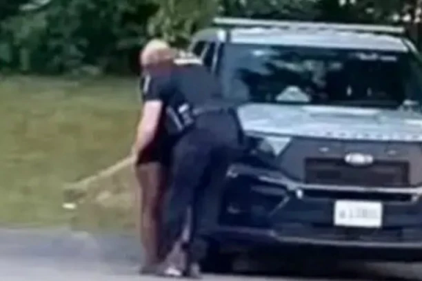 NAVIĐENA BRUKA: Policajac pretukao trogodišnje dete, pa ga vratili na posao, a evo šta je SADA uradio nasred ulice sa OVOM ŽENOM!